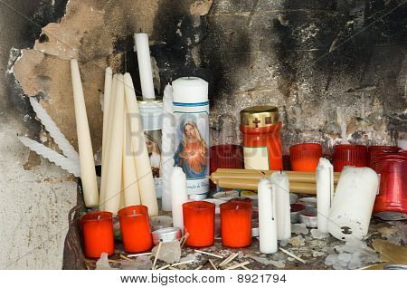 Lugar devocional com velas em um cemitério