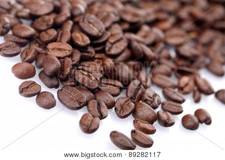 Rosted coffee grains on white backgorund