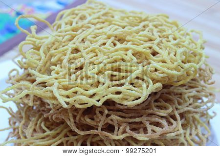 Noodles Crispy Golden Yellow Color Has Not Cook
