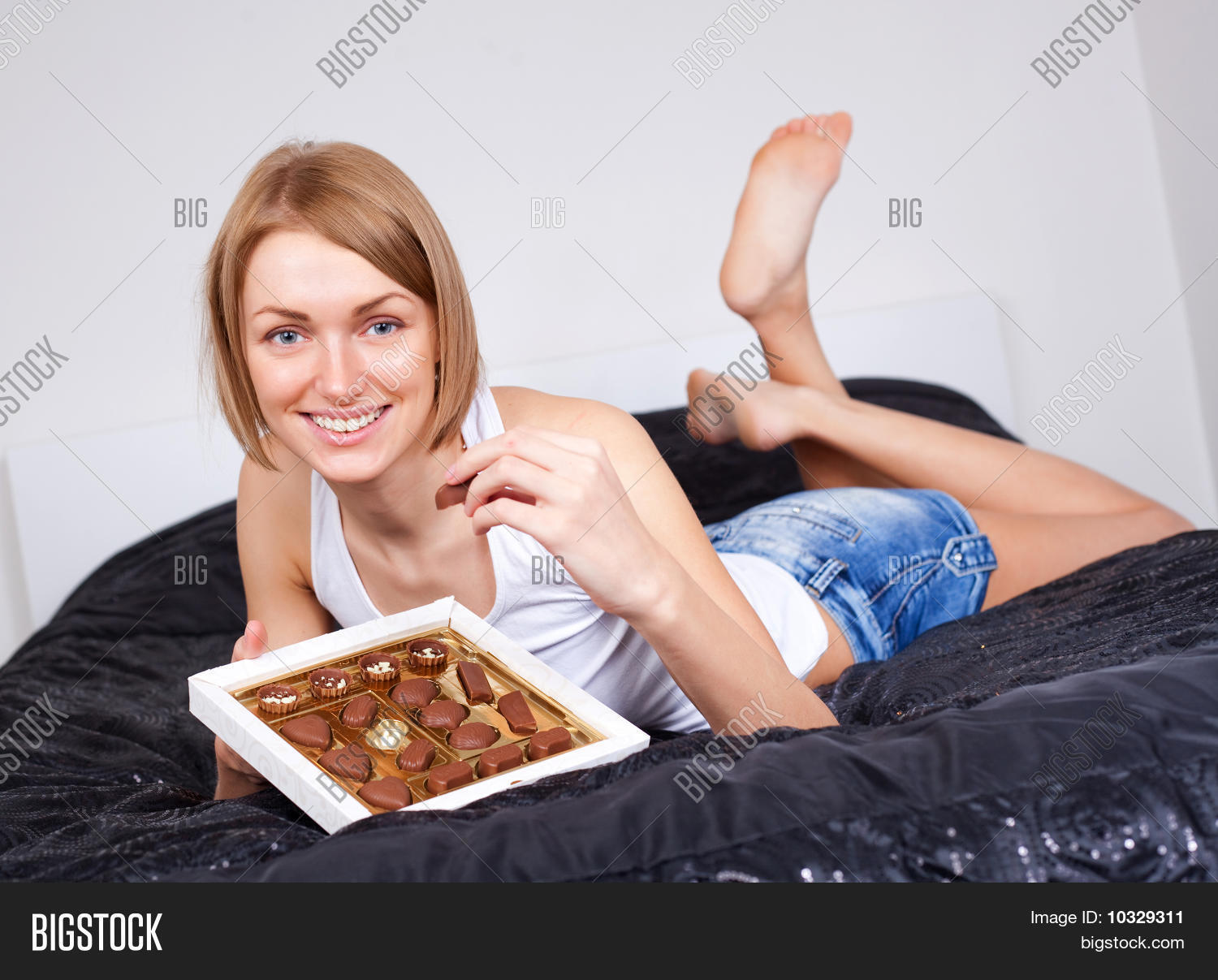 Девушка с коробкой конфет