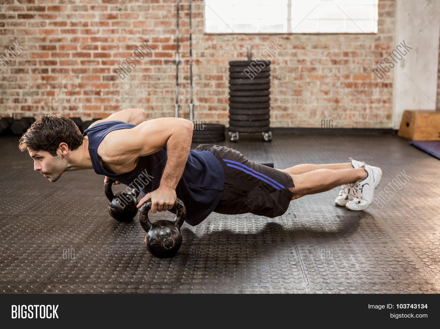 Отжимания с гирей. Отжимания с одной гирей. Плиометрические отжимания. Разновысотные отжимания. Отжимания на гирях.