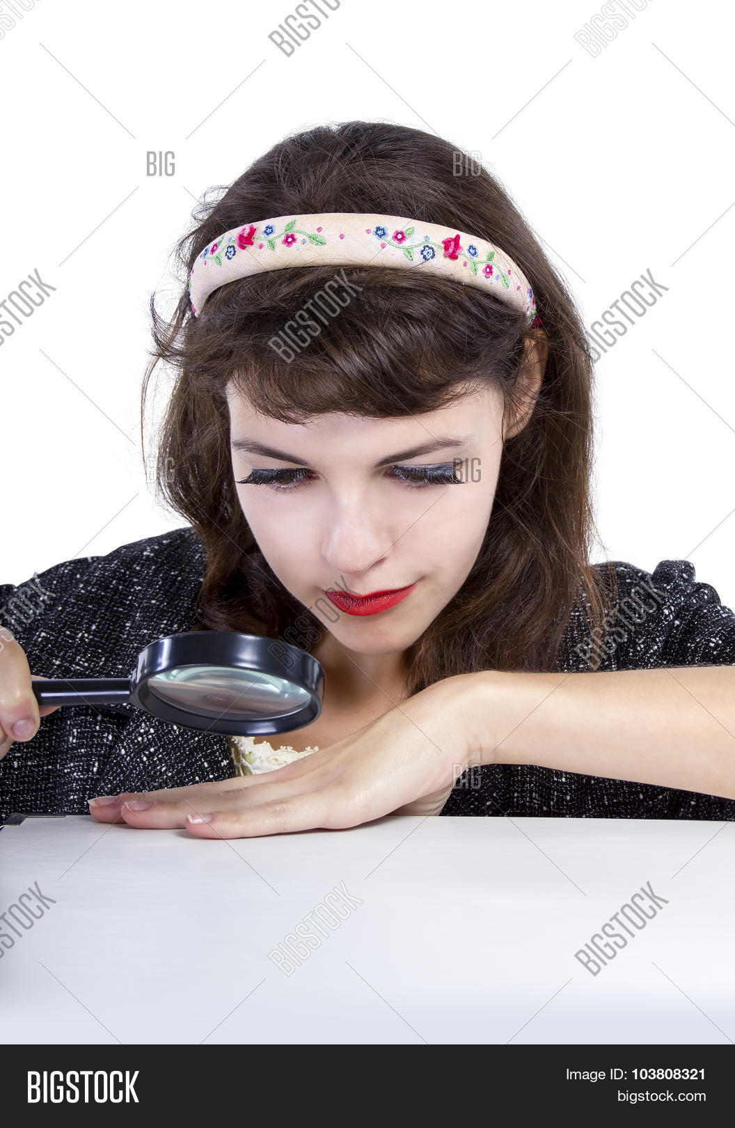 Шпинат девушка. Человек с увеличительным стеклом. Употребление пищи. Внимательная девушка. Тщательно картинки.