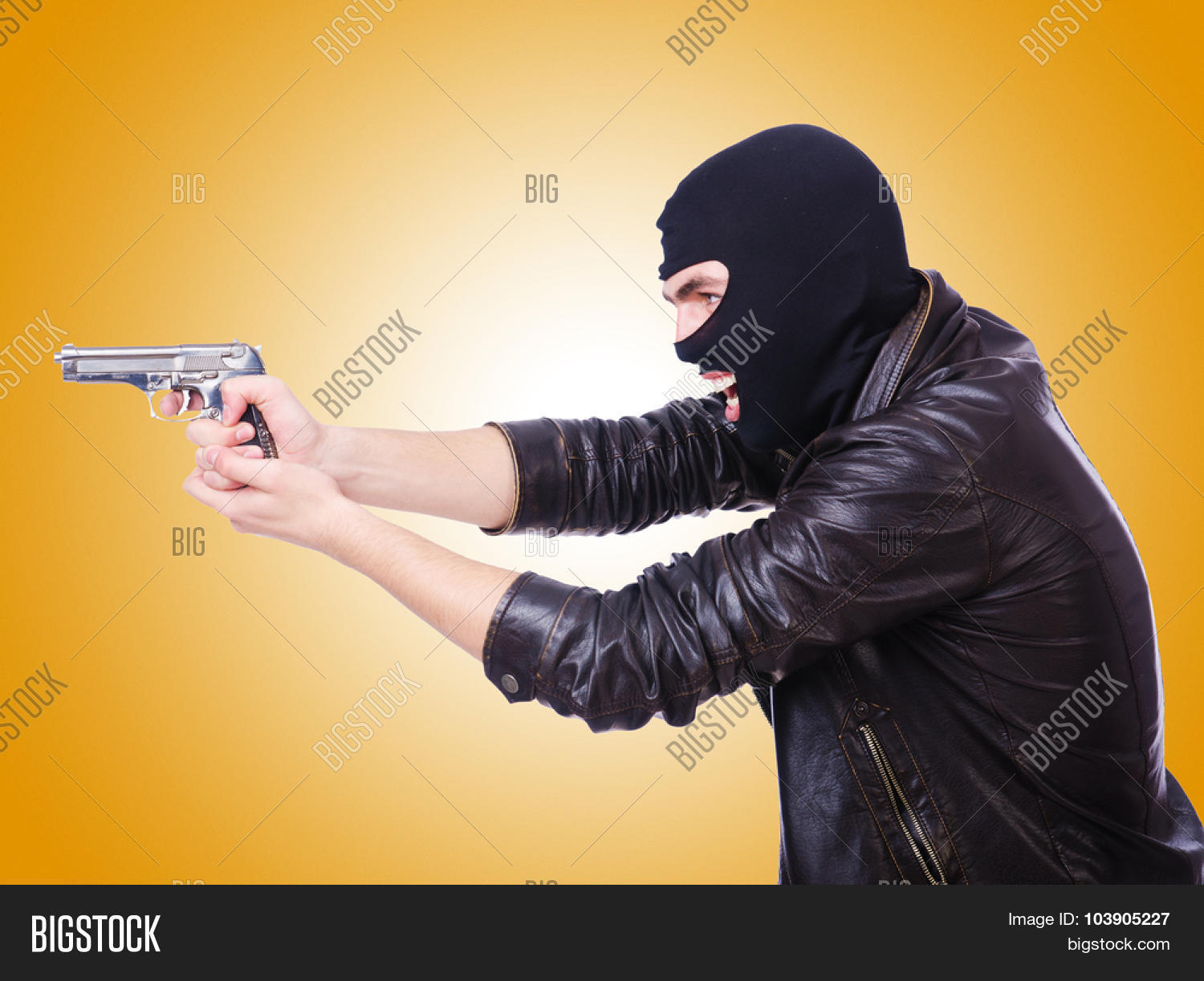 хулиган оружие. мужчины уголовной внешности. Man with auto rifle. мужчины криминальной наружности. молодой бандит.