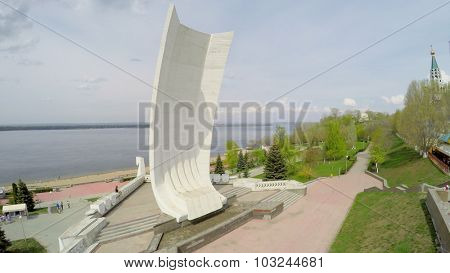 SAMARA - MAY 05, 2015: Monument on embankment at spring sunny day. Aerial view video frame