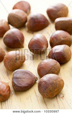 Chesnuts na drewnianym stole