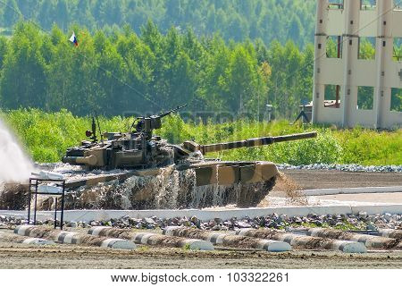 Tank T-80 moves from water ford
