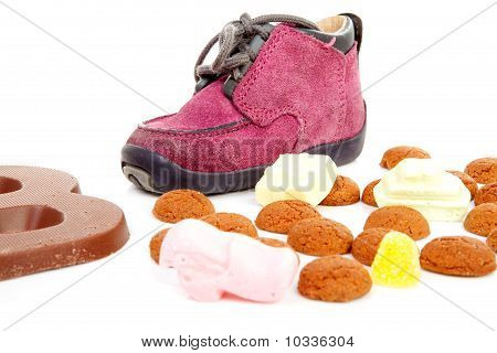 Chaussure de petits enfants avec Pepernoten et lettre au chocolat