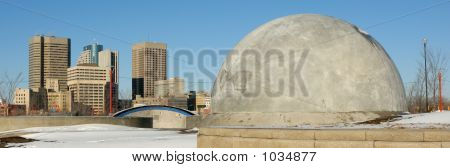 Skyline de Winnipeg et l'arrière de la planche à roulettes Structure.
