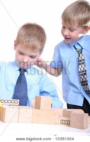 벽돌을가지고 노는 소년