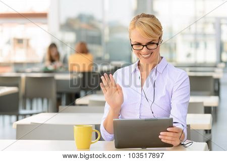 Pretty usinesswoman drinking tea
