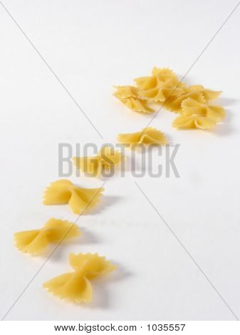 Pâtes Farfalle sur fond blanc