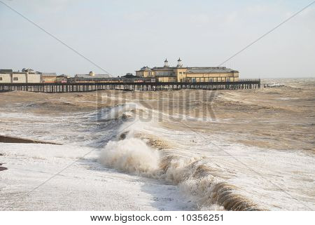 Molo di Hastings in mari agitati