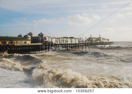 Molo di Hastings in mari agitati