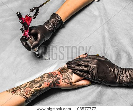 Tattoo master take paint in salon