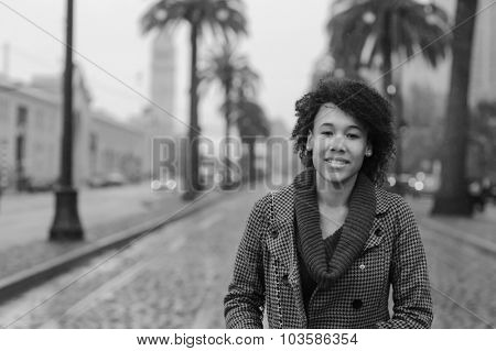 Outdoor photo of young african american woman walking in San Francisco