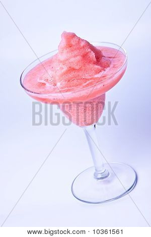 Helado de fresa dulce en un cristal rojo