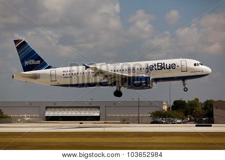 FORT LAUDERDALE, USA - JUNE 2, 2015: A JetBlue Airbus A320 landing.