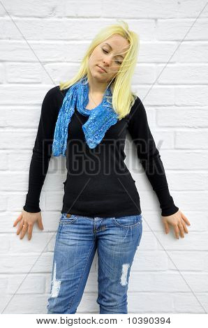 Porträtt av flickan om en vägg