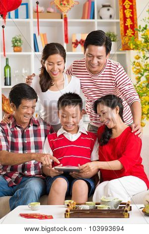 Tet Presents