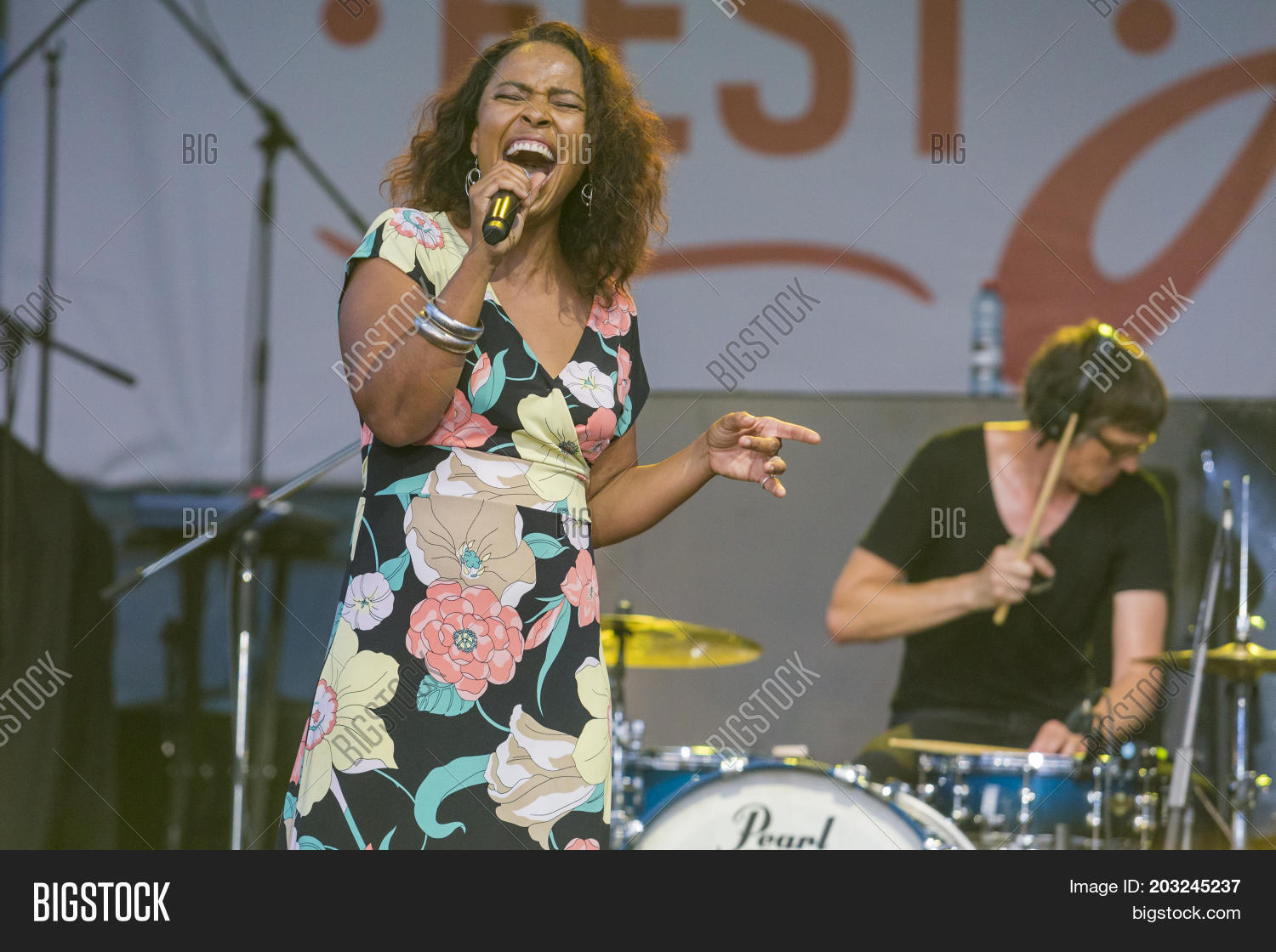 Певица ансамбля. Суханкина 2022. Певица ансамбля. Певица ансамбля. Pat appleton.