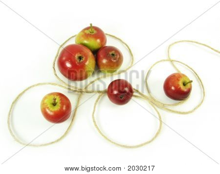 Cadena y manzanas rojas