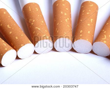 Fotografia a cores de cigarros filtrados closeup