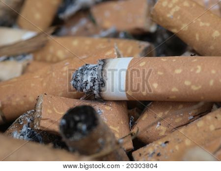 Fotografia a cores da montanha de sujas bitucas de cigarros filtrados