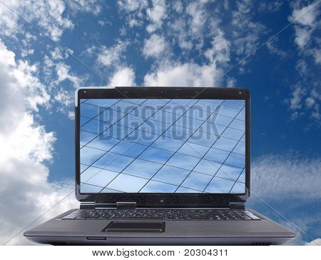 Foto colorida de um laptop aberto no céu azul