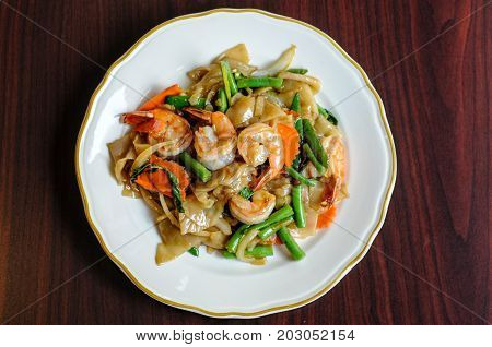 Pad Khee Mao, Stir-fried with wide rice noodles, hot peppers, carrots, green beans, onions, tomato and
sweet basil leaves