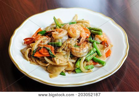 Pad Khee Mao, Stir-fried with wide rice noodles, hot peppers, carrots, green beans, onions, tomato and
sweet basil leaves