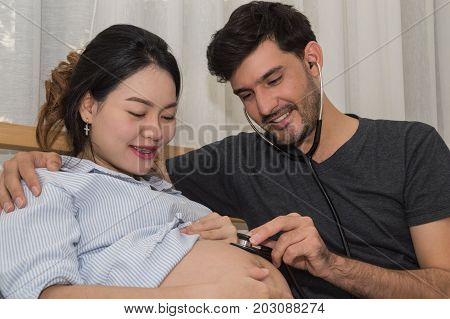 Men listen to pregnant women with a happy home mood.