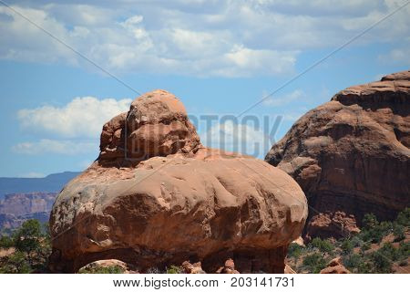 utahs arches national park has stunning landscapes filled with rock formations, arches and dunes
