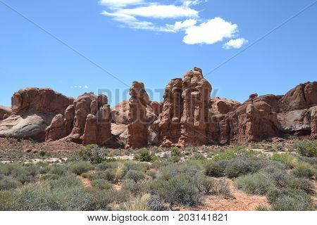 utahs arches national park has stunning landscapes filled with rock formations, arches and dunes