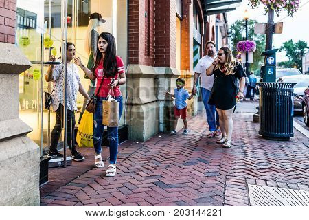 Washington Dc, Usa - August 4, 2017: Young People Walking By Forever 21 Store In Evening Downtown Ge