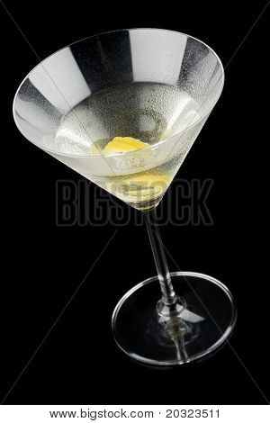 Korkea kulmasta katsottuna lemon twist martini eristetty mustalla taustalla
