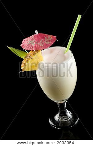 Wysoki kąt widzenia pina colada na białym tle na czarnym tle