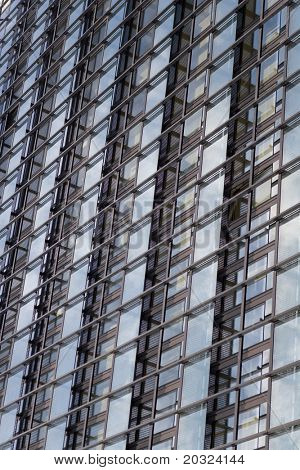 Abstrakt vindue perspecitve på siden af en moderne highrise