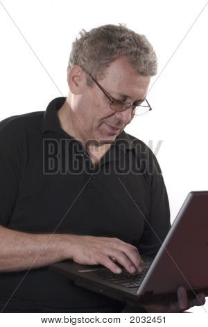Uomo anziano rispondendo alle E-mail dal computer portatile