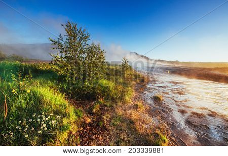 geysers in Iceland. Fantastic kolory.Turysty watch the beauty of the world.