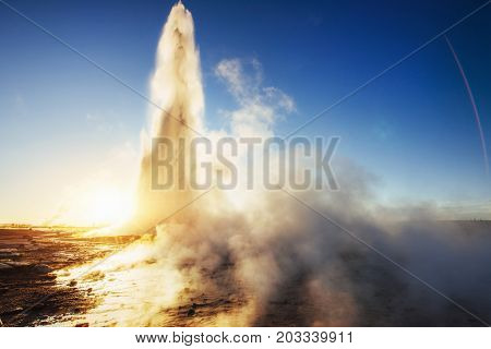 geysers in Iceland. Fantastic kolory.Turysty watch the beauty of the world.