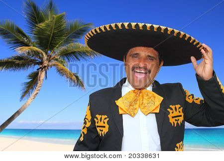 Charro mariachi ritratto cantare gridare in spiaggia Messico Caraibi