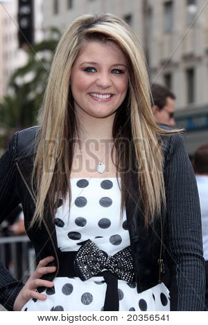 LOS ANGELES - 23. května: Lauren Alaina v Simon Fuller Hollywoodském chodníku slávy hvězda obřadu v W H
