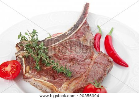 santoreggia: alla griglia ricambio rib su piatto bianco con timo pepe e pomodoro isolato su sfondo bianco