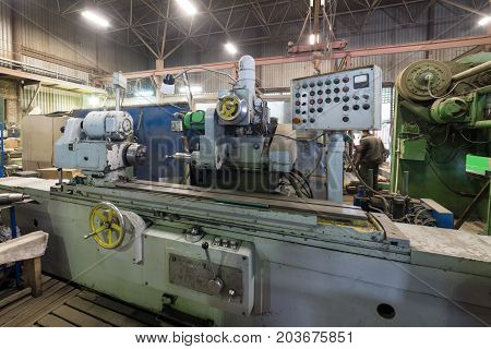 Old Internal grinding machine. Shop for metal machining.