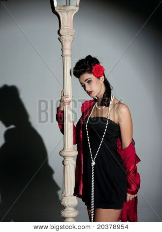 Junge Frau und lightpole