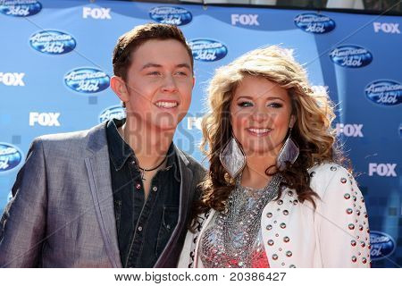 LOS ANGELES - květen 25: Scotty McCreery, Lauren Alaina příchodu na American Idol finále 2011 n