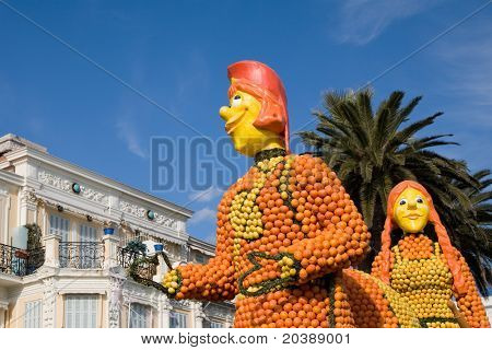 flyde med tegn lavet af appelsiner og citroner som en del af festivalen i Menton, Frankrig