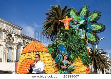 flyde med appelsiner og citroner og kunstnere som en del af festivalen i Menton, Frankrig