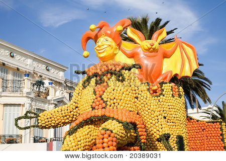 Festival charcters på en float i Menton, Frankrig