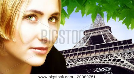 Mooie blonde vrouw op de toren van Eiffel in zomer achtergrond. Toren is in soft focus.